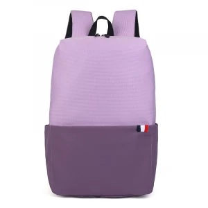 Sac à dos étanche pour ordinateur portable violet avec un fond blanc