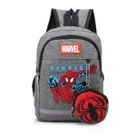 Sac à dos pour enfant, idéale pour aller à l'école. Le sac comprend une grande poche ainsi qu'une plus petite à l'avant. Il y a un dessin sur le devant du sac de Spiderman ainsi que le logo Marvel. Sur la fermeture de la petite poche, il y a un porte-monnaie avec le logo de l'araignée accroché dessus.