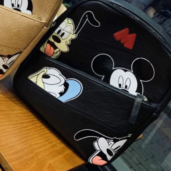 Mini Sac À Dos Mickey Mouse Pour Enfant Noir Avec Un Fond Une Chaise En Bois