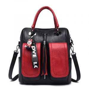 Vintage-Rucksack aus weichem Kunstleder in Schwarz und Rot mit weißem Hintergrund
