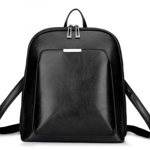 Kleiner Vintage-Rucksack aus einfarbig schwarzem Kunstleder mit weißem Hintergrund