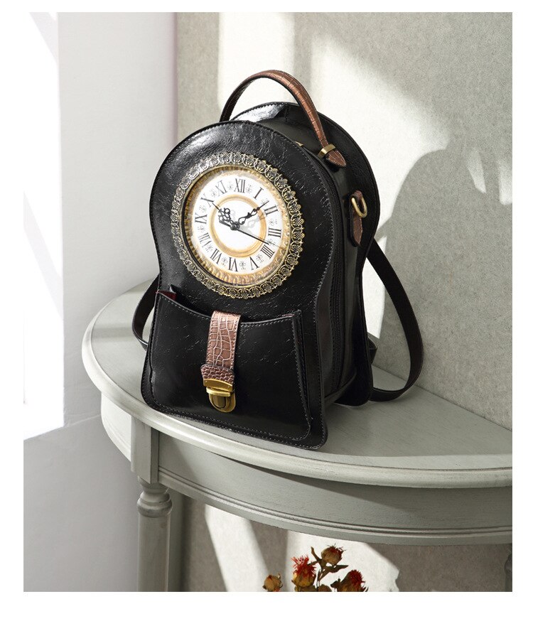 Vintage Rucksack Uhr schwarz und braun mit einem Boden, graues Regal