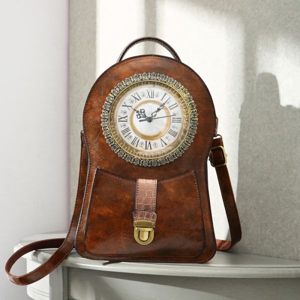 Vintage Rucksack Mit Brauner Uhr Und Weißer Wand Im Hintergrund