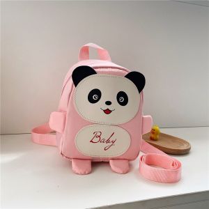 Kleiner rosa Panda-Schulrucksack mit weißem Hintergrund