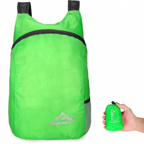 Wasserdichter faltbarer Rucksack. Er hat eine große Tasche in der Mitte. Der Rucksack lässt sich zusammenfalten, so dass er leicht in eine Handtasche passt.