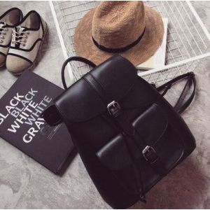 Schwarzer Retro-Rucksack aus PU-Leder für Frauen mit Hintergrund, braunem Hut, Schuhen und schwarzem Buch