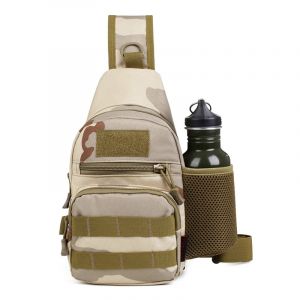 Militärischer Einschulter-Rucksack mit Feldflaschenfach in beige und grün mit weißem Hintergrund