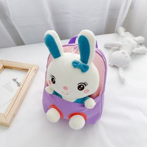 Schulrucksäcke aus Plüsch Kaninchen für Kinder weiß und lila mit einem weißen Bett Hintergrund
