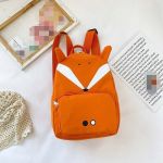 Orangefarbener Rucksack mit Tiermotiven und großem Fassungsvermögen mit einem weißen Bett und einem Buch als Hintergrund