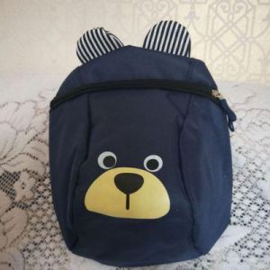 Blauer Bären-Rucksack für Kinder mit Designs auf dem Boden