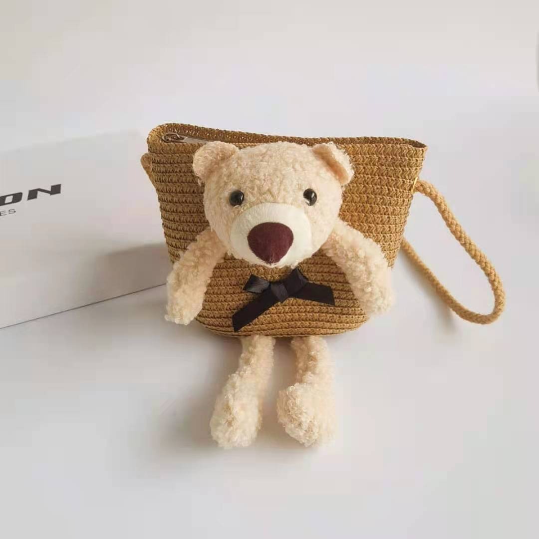 Umhängetasche aus buntem Stroh mit braunem Teddybär