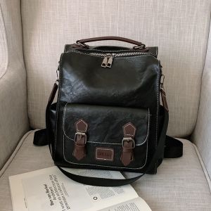 Vintage-Rucksack aus schwarzem Kunstleder mit beigem Sitzboden