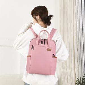 Wasserdichter Business-Rucksack für Frauen, der von einer Frau in einem Haus getragen wird