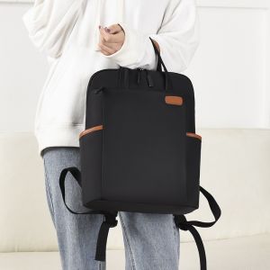 Wasserdichter Rucksack für Geschäftsfrauen schwarz mit einem Model, das den Rucksack hält