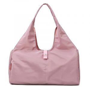 Sporttasche für Frauen aus rosa Nylon mit weißem Hintergrund