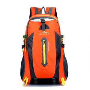 Orangefarbener Skirucksack mit großer Kapazität und weißem Hintergrund