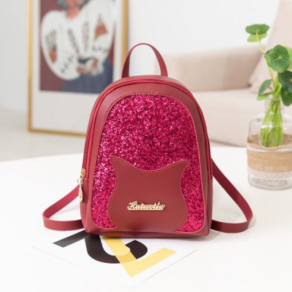 Mini Glitter-Rucksack Für Mädchen In Bordeaux Mit Einem Fotorahmen Auf Einem Tisch In Einem Haus
