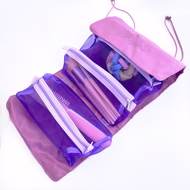 Kosmetiktasche mit mehreren Taschen für Frauen in rosa und violett mit weißem Hintergrund